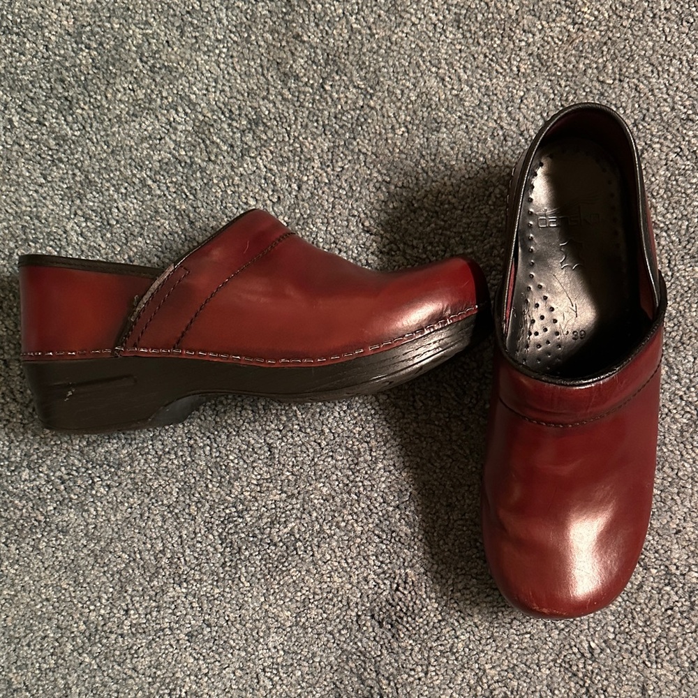 Women’s brick red Danskos